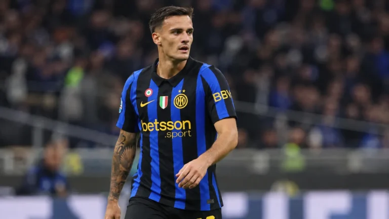 Aleksandar Stankovic van Inter Milaan loopt geconcentreerd op het veld.