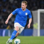Kevin De Bruyne in blauw Napoli-shirt tijdens een wedstrijdactie.