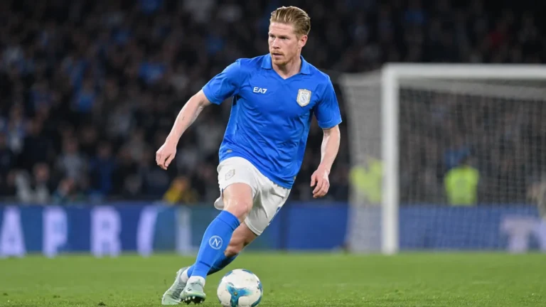 Kevin De Bruyne in blauw Napoli-shirt tijdens een wedstrijdactie.