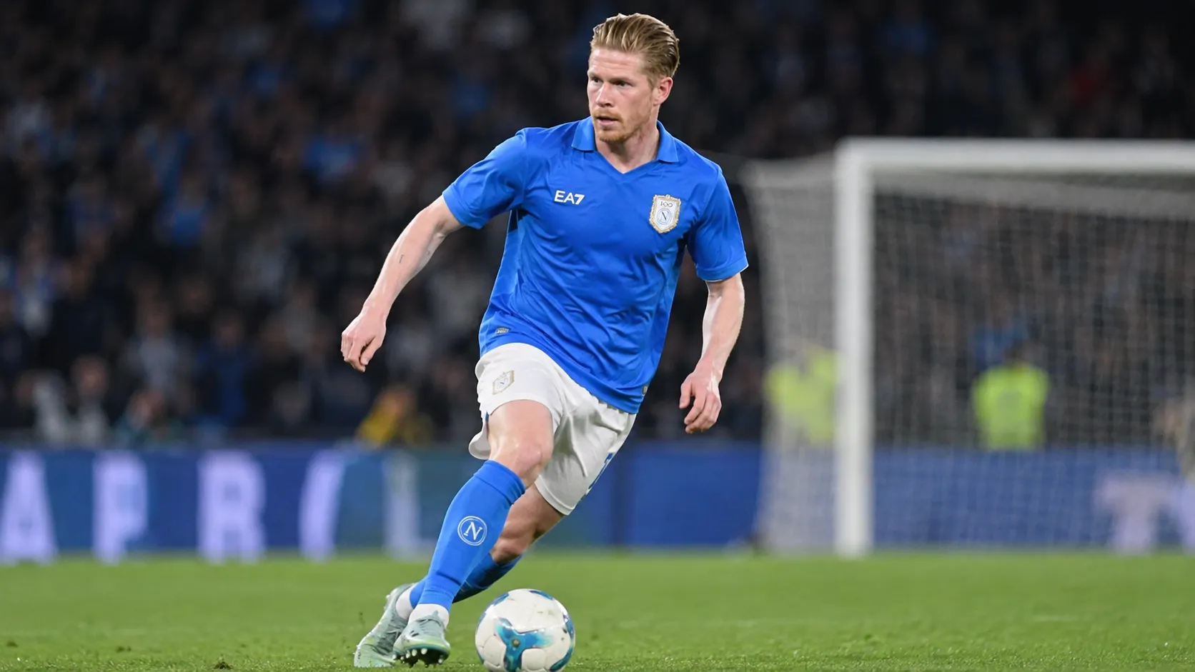 Kevin De Bruyne in blauw Napoli-shirt tijdens een wedstrijdactie.