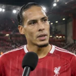 Virgil van Dijk geeft na de wedstrijd een interview langs het veld in Liverpool-tenue.