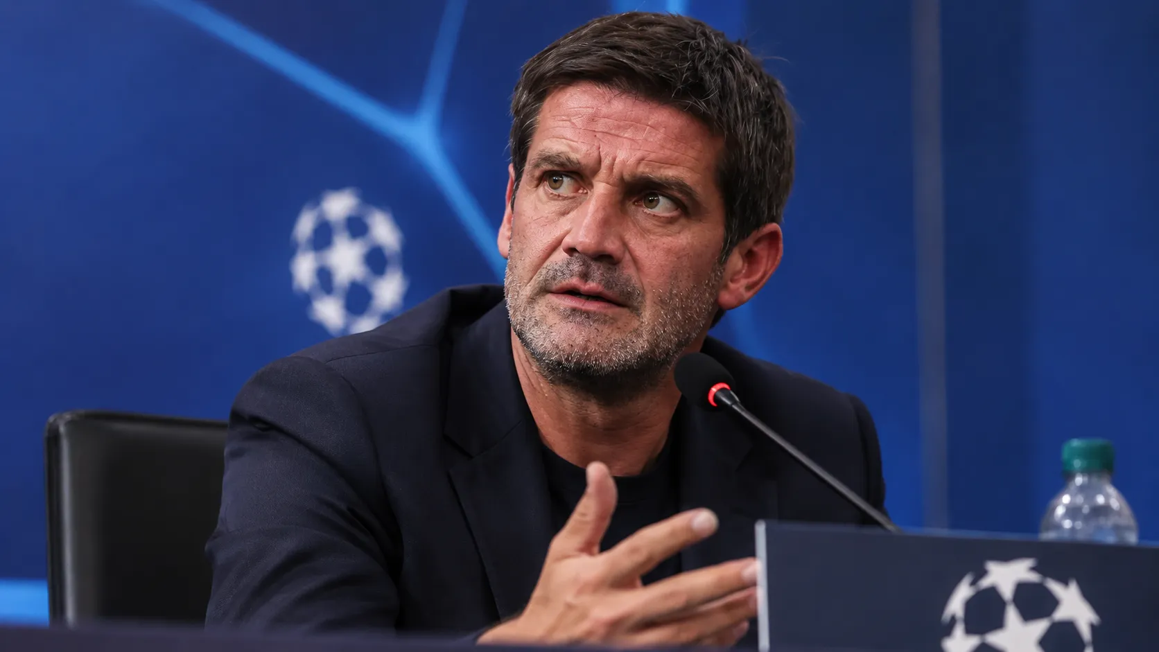 Christian Chivu spreekt tijdens een persmoment voor de wedstrijd tegen Club Brugge.