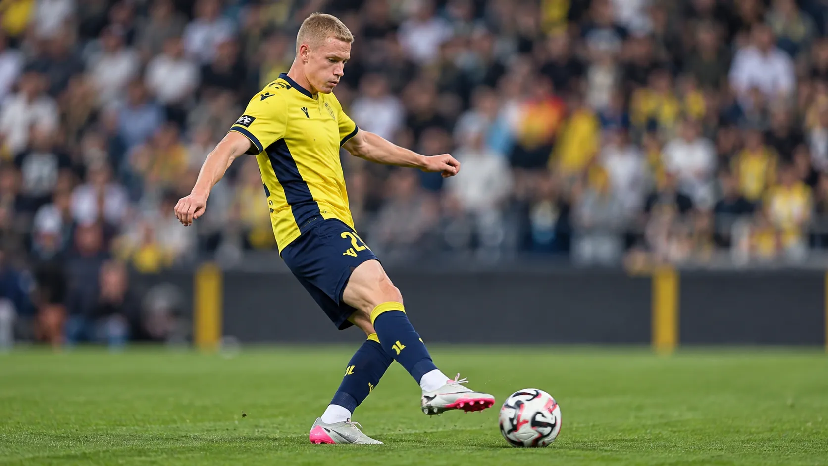 Louis Patris van Union in actie op een voetbalveld.