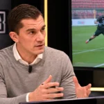 Jonathan Lardot tijdens een analyse in een DAZN-studio naast een videoscherm.