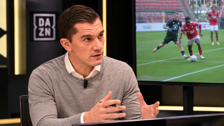 Jonathan Lardot tijdens een analyse in een DAZN-studio naast een videoscherm.