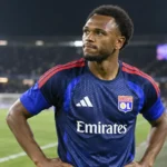 Loïs Openda in het donkerblauwe tenue van Olympique Lyon op het veld.