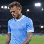 Noa Lang in het lichtblauwe tenue dat zichtbaar is op de bronfoto op een verlicht voetbalveld.