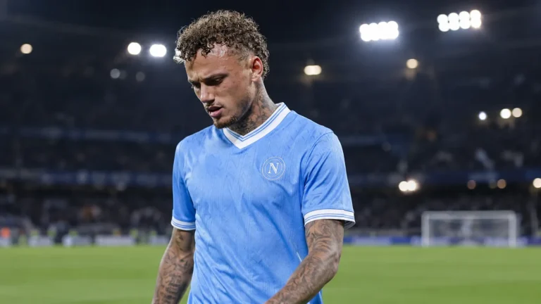 Noa Lang in het lichtblauwe tenue dat zichtbaar is op de bronfoto op een verlicht voetbalveld.