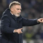 Thorsten Fink geeft aanwijzingen langs de zijlijn in een donkere winterjas.
