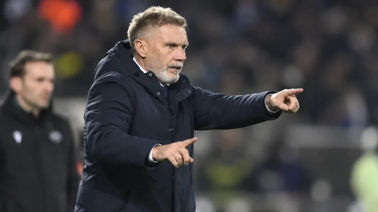 Thorsten Fink geeft aanwijzingen langs de zijlijn in een donkere winterjas.