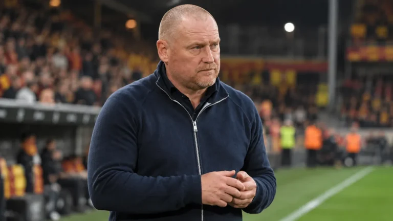 Frederik Vanderbiest staat na de wedstrijd geconcentreerd langs de zijlijn.
