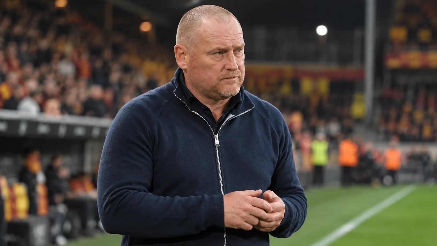 Frederik Vanderbiest staat na de wedstrijd geconcentreerd langs de zijlijn.