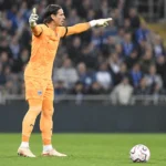 Yann Sommer in doelmanstenue van Club Brugge terwijl hij aanwijzingen geeft op het veld.