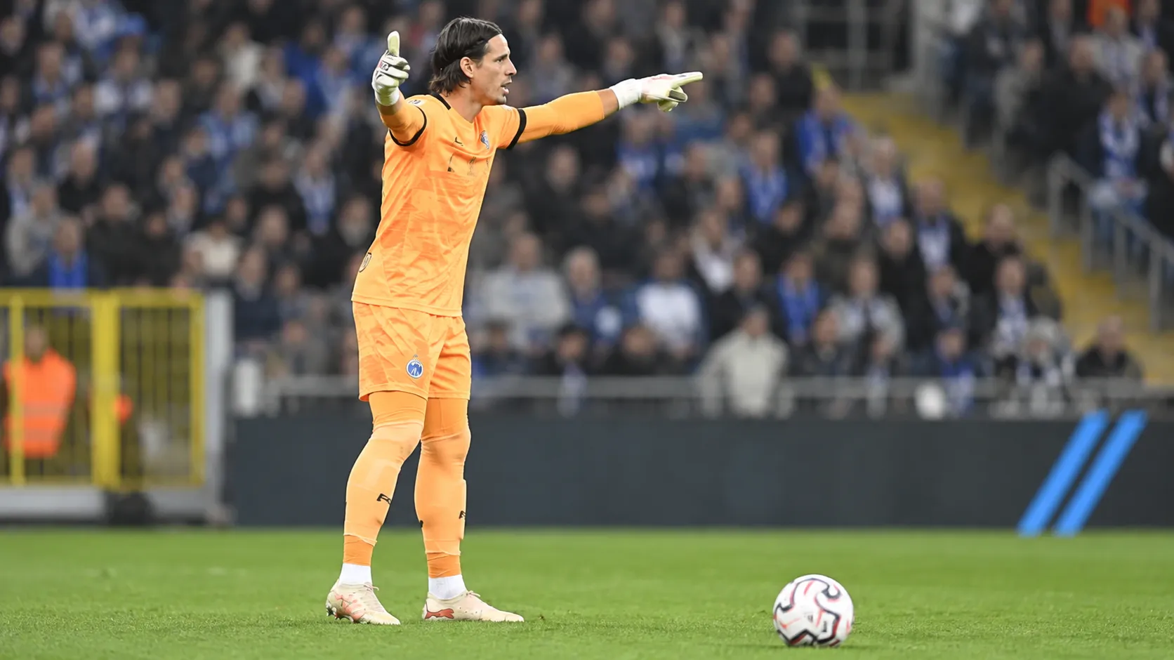 Yann Sommer in doelmanstenue van Club Brugge terwijl hij aanwijzingen geeft op het veld.