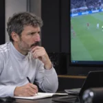 Mark van Bommel bekijkt beelden in een analysezaal van de Rode Duivels.