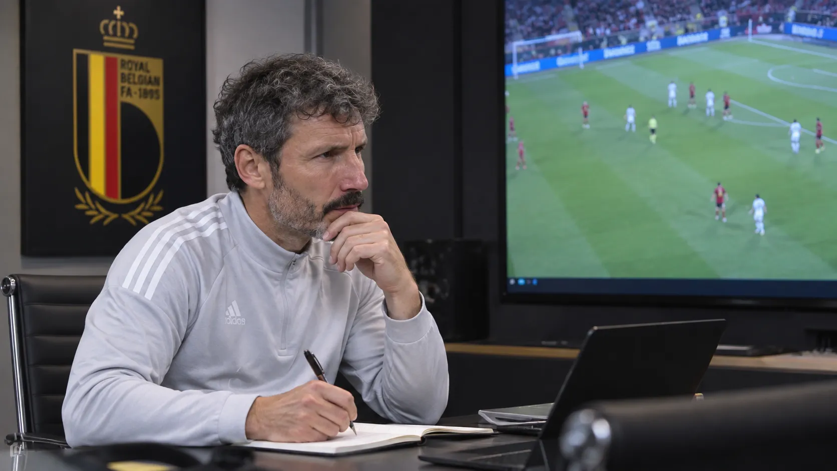 Mark van Bommel bekijkt beelden in een analysezaal van de Rode Duivels.