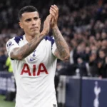 Pedro Porro applaudisseert langs het veld in het shirt van Tottenham Hotspur.
