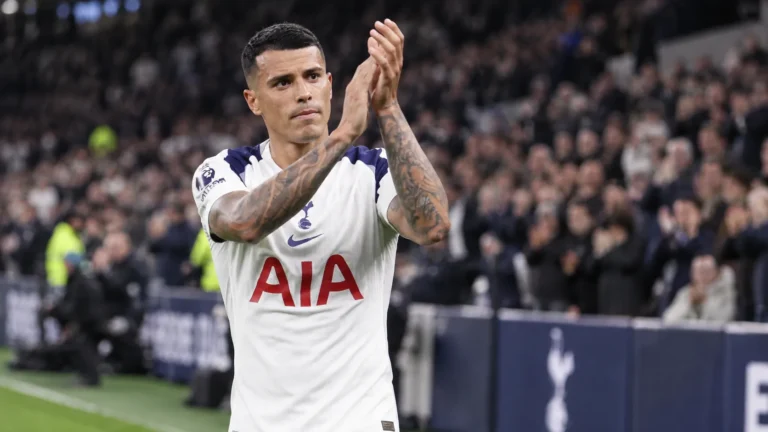 Pedro Porro applaudisseert langs het veld in het shirt van Tottenham Hotspur.