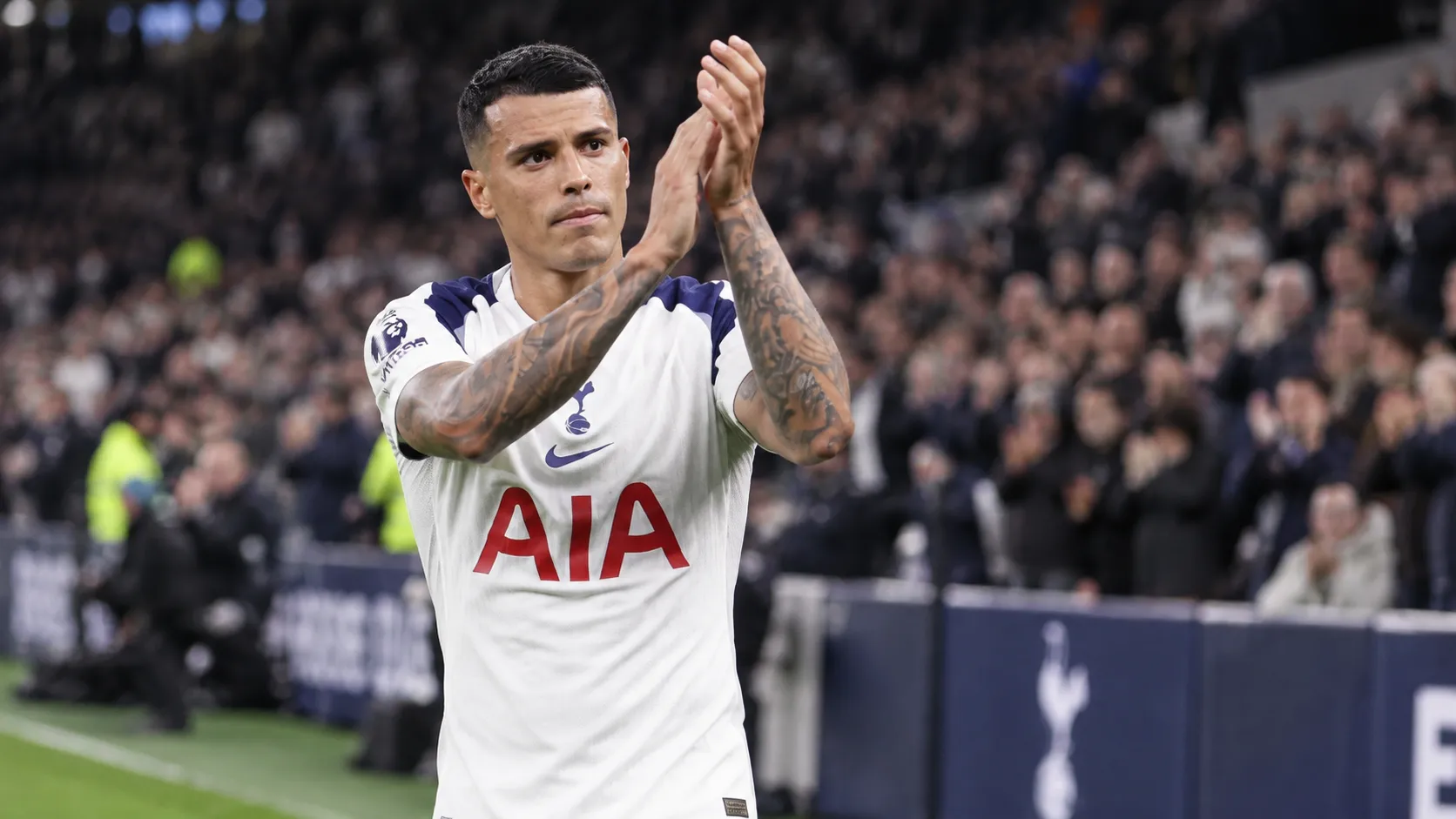 Pedro Porro applaudisseert langs het veld in het shirt van Tottenham Hotspur.