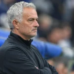 José Mourinho kijkt geconcentreerd toe vanuit de technische zone.