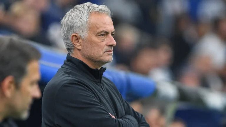 José Mourinho kijkt geconcentreerd toe vanuit de technische zone.