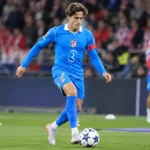Giuliano Simeone warmt op in zijn Atlético Madrid-tenue.