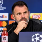 Een coach spreekt op een persconferentie voor een Champions League-duel.