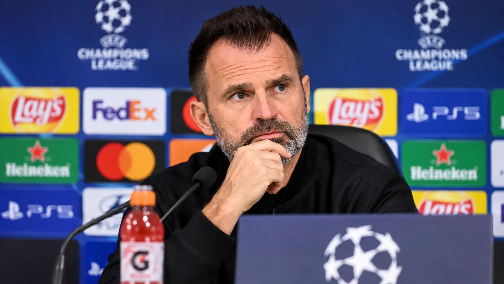 Een coach spreekt op een persconferentie voor een Champions League-duel.