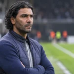 Marvin Compper staat geconcentreerd aan de zijlijn van een voetbalveld.
