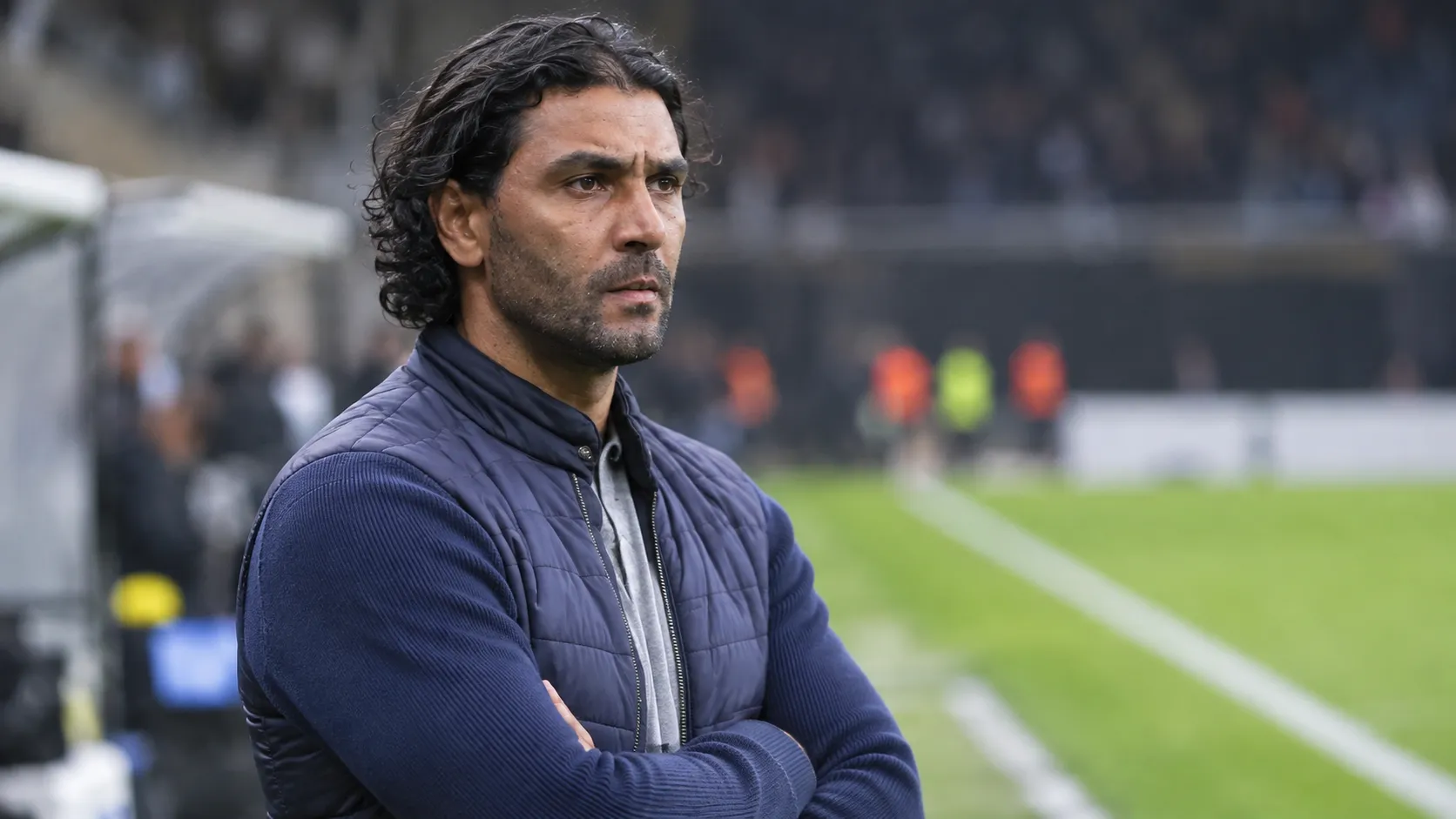 Marvin Compper staat geconcentreerd aan de zijlijn van een voetbalveld.