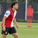 Nacho Ferri in Feyenoord-kleding op het trainingsveld.
