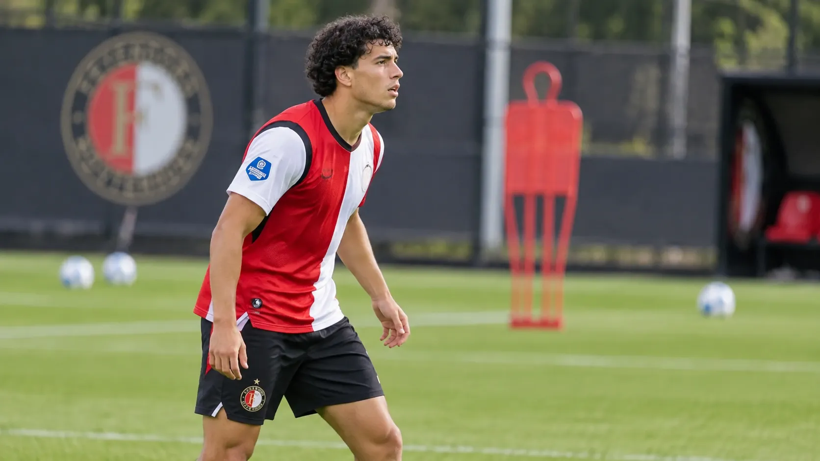 Nacho Ferri in Feyenoord-kleding op het trainingsveld.