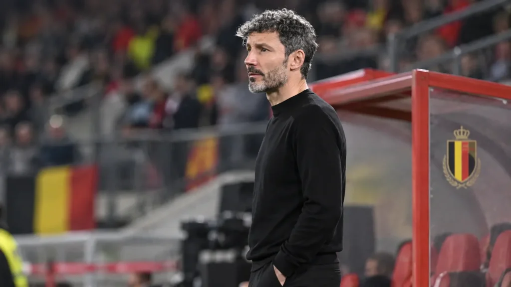 van-bommel-vijf-rode-duivels-tribune-turkije Mark van Bommel aan de technische zone voor de thuiswedstrijd van België tegen Turkije.