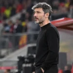 Mark van Bommel aan de technische zone voor de thuiswedstrijd van België tegen Turkije.