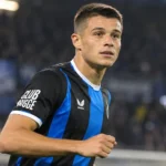Nicolo Tresoldi van Club Brugge tijdens een avondwedstrijd in een blauw-zwart tenue.