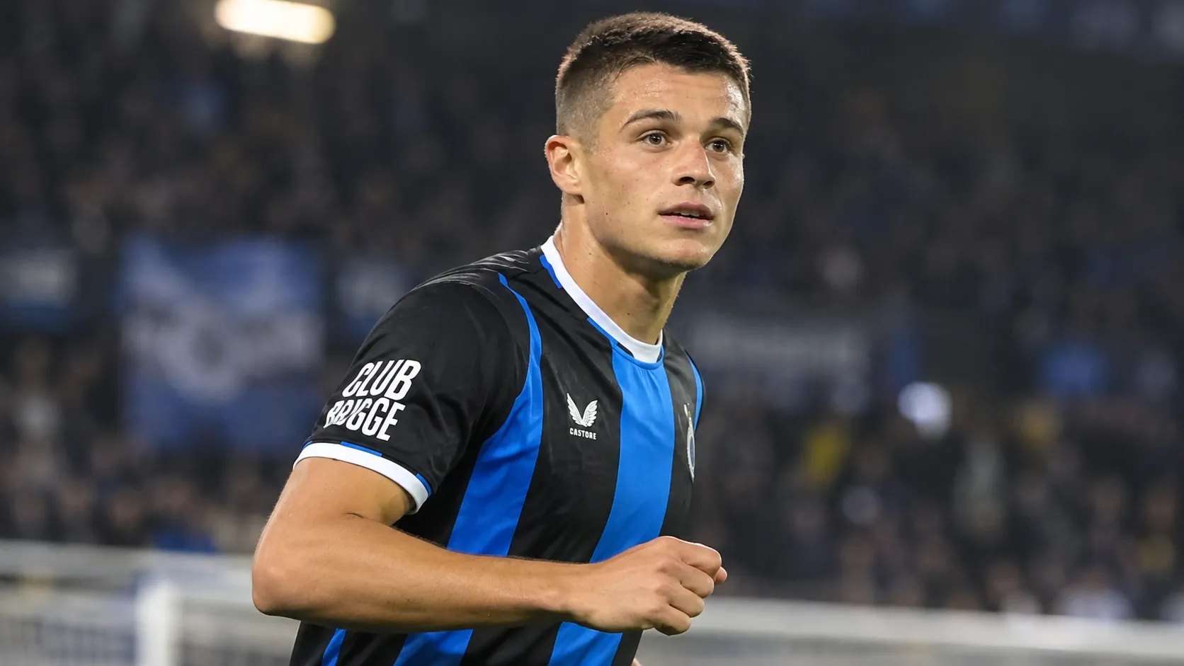 Nicolo Tresoldi van Club Brugge tijdens een avondwedstrijd in een blauw-zwart tenue.