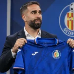 Dani Carvajal poseert met een Getafe-shirt tijdens zijn officiële voorstelling.