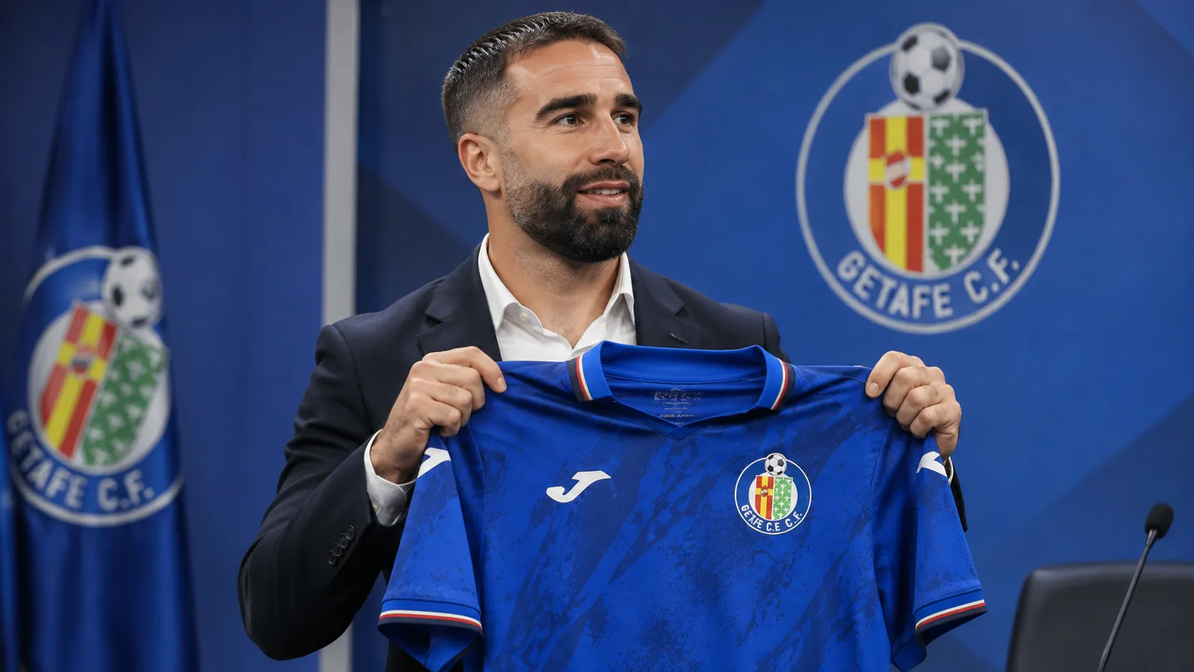 Dani Carvajal poseert met een Getafe-shirt tijdens zijn officiële voorstelling.