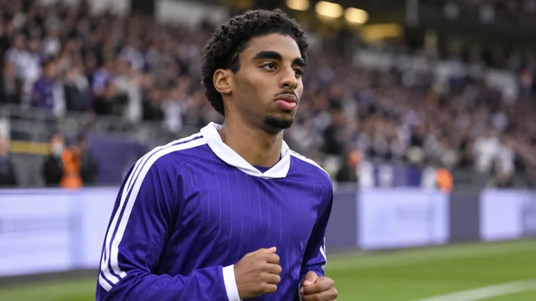 Kaïs Barry in paars-witte wedstrijdkleding tijdens een opwarming in het stadion.