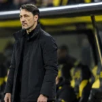 Niko Kovac staat langs de zijlijn van Borussia Dortmund.
