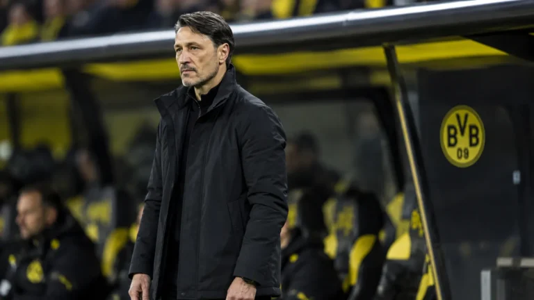 Niko Kovac staat langs de zijlijn van Borussia Dortmund.