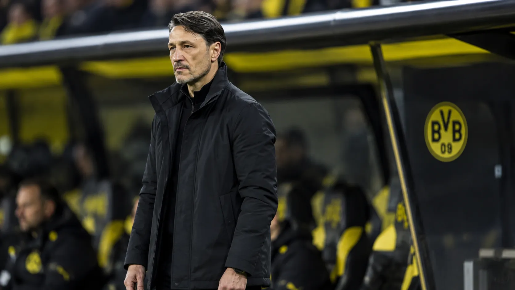 Niko Kovac staat langs de zijlijn van Borussia Dortmund.