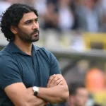 Marvin Compper staat bedachtzaam langs de zijlijn van een voetbalstadion.