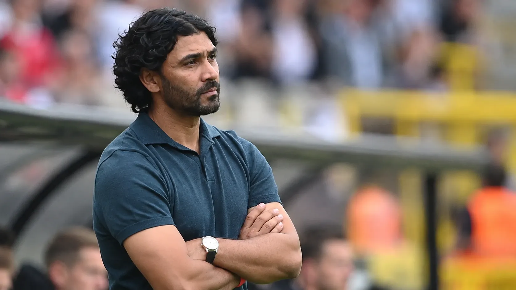 Marvin Compper staat bedachtzaam langs de zijlijn van een voetbalstadion.