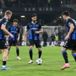 Een groep Club Brugge-spelers warmt op op de grasmat van San Siro.
