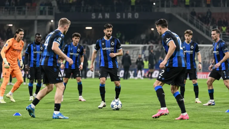 Een groep Club Brugge-spelers warmt op op de grasmat van San Siro.