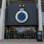 De ingang van het stadion van Club Brugge met het clubembleem op de gevel.