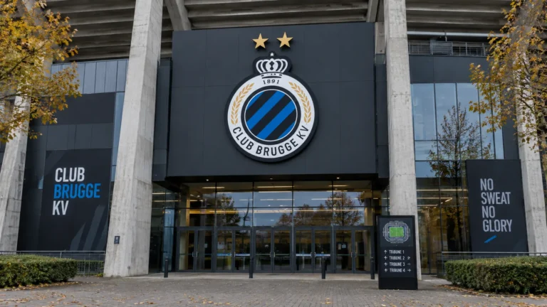De ingang van het stadion van Club Brugge met het clubembleem op de gevel.