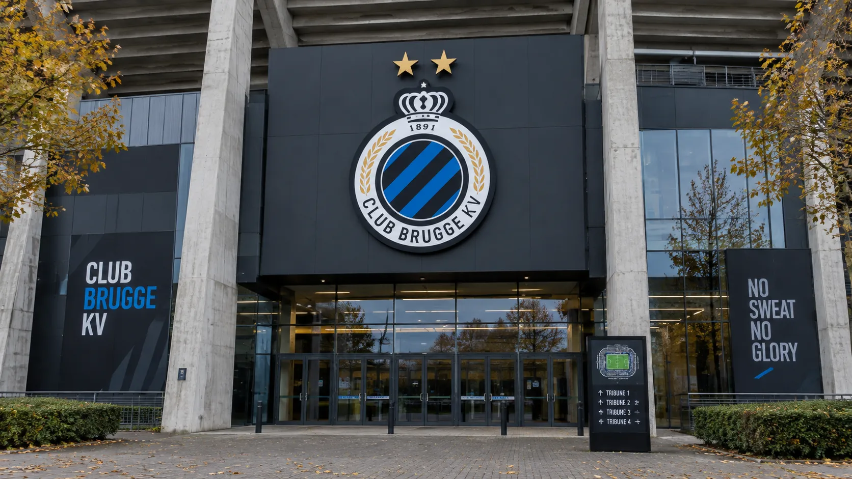 De ingang van het stadion van Club Brugge met het clubembleem op de gevel.