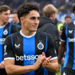 Jan Virgili in het blauw-zwarte shirt van Club Brugge na een wedstrijdmoment.